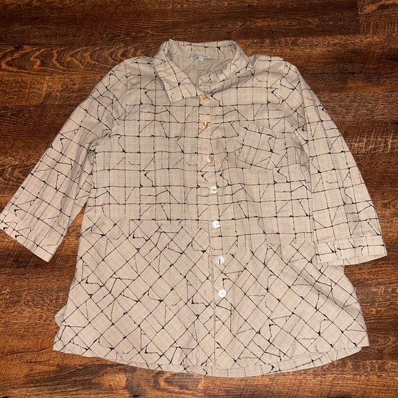 John Mark Women's Beige Abstract Button Up Long Sleeve Shirt Size L - Picture 1 of 4